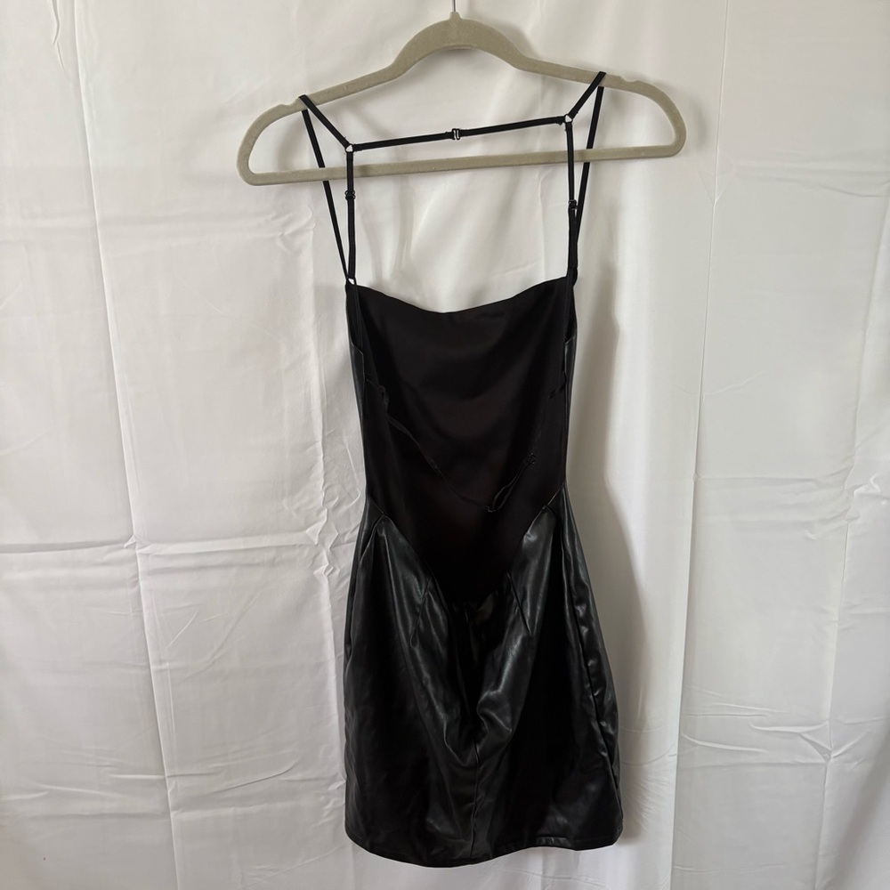 Black faux leather mini dress size medium open back Y2K latex LBD goth - Picture 5 of 6